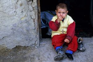 niño gitano sentado sin zapato.jpg